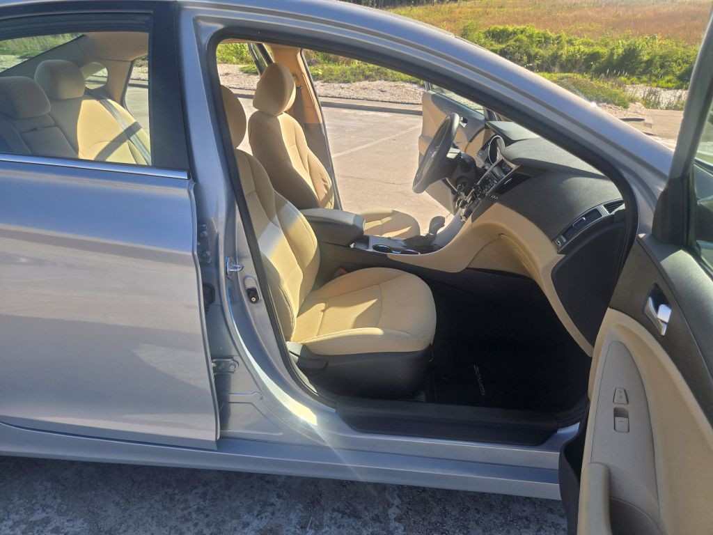 2011 Hyundai Sonata Image 9