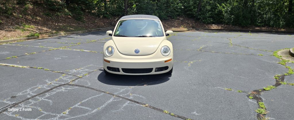 2010 Volkswagen Beetle Image 2