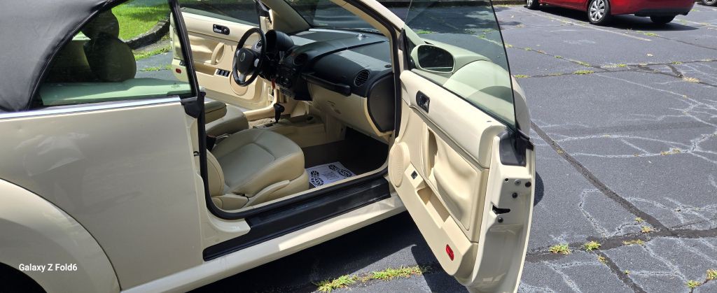 2010 Volkswagen Beetle Image 8