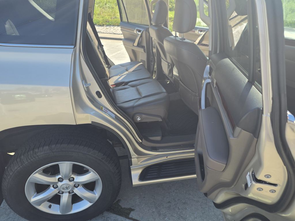 2011 Lexus GX Image 10
