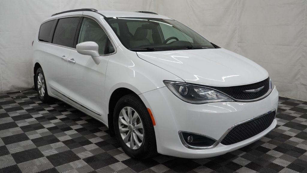 2017 Chrysler Pacifica Image 1