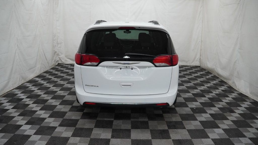 2017 Chrysler Pacifica Image 5