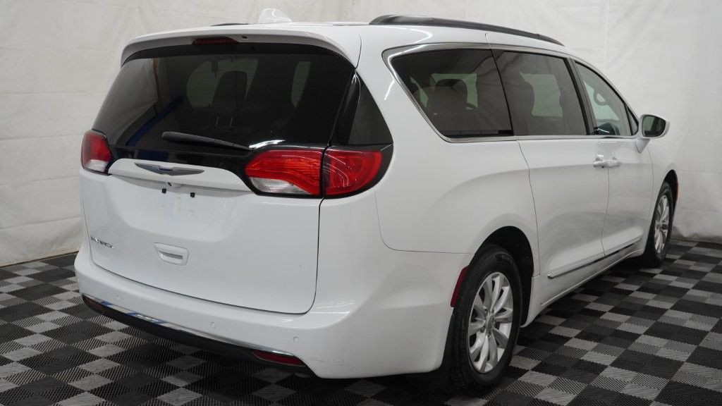 2017 Chrysler Pacifica Image 7
