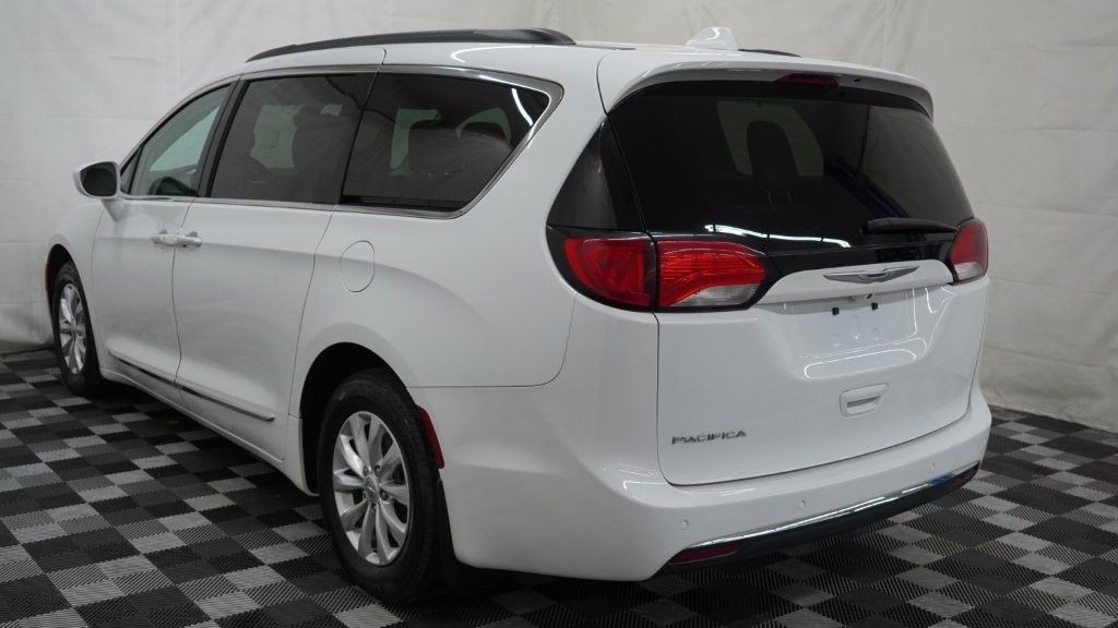 2017 Chrysler Pacifica Image 8
