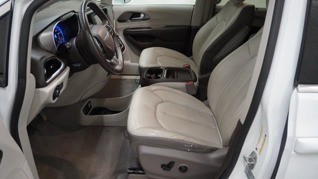 2017 Chrysler Pacifica Image 11
