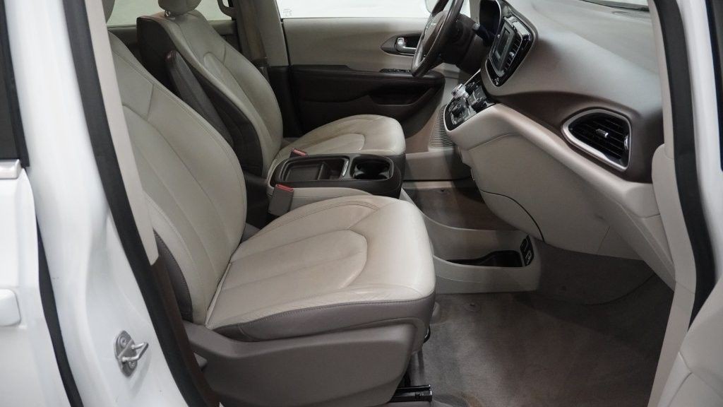 2017 Chrysler Pacifica Image 12