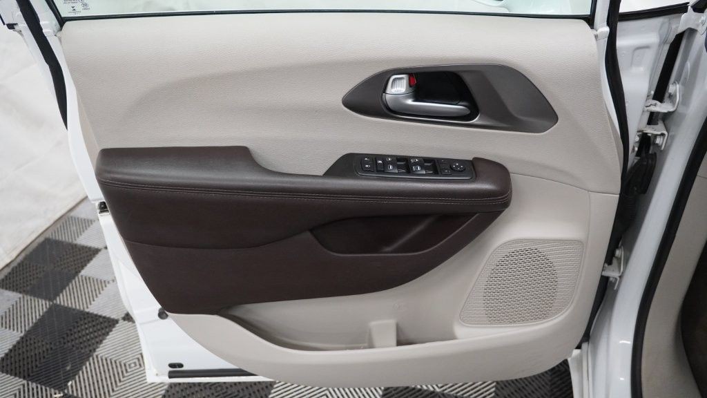 2017 Chrysler Pacifica Image 17