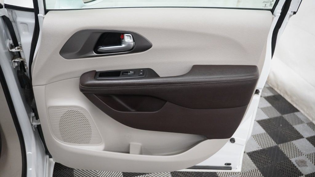 2017 Chrysler Pacifica Image 21