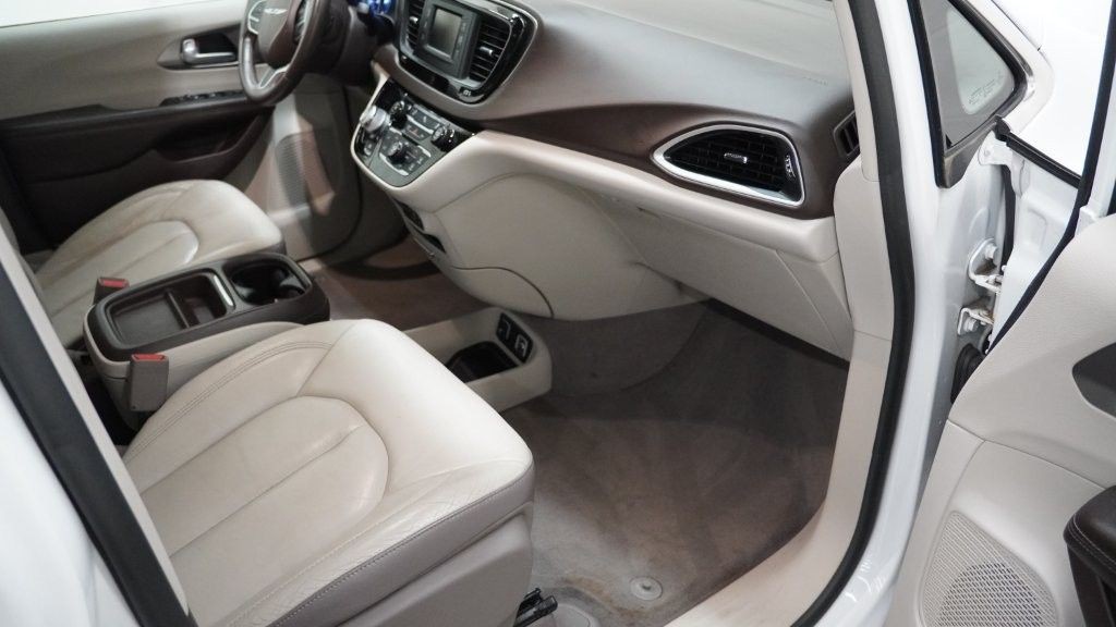 2017 Chrysler Pacifica Image 23