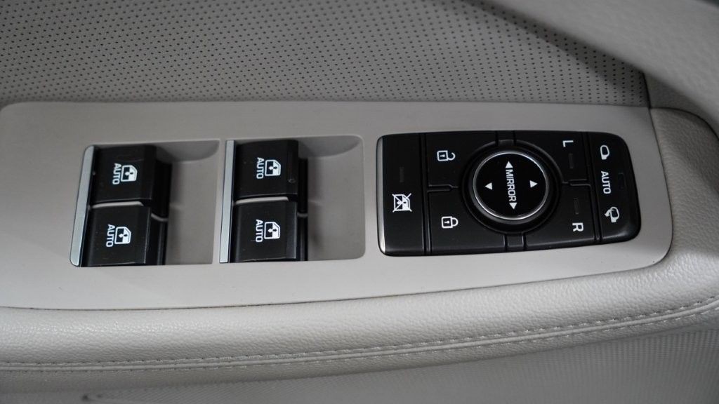 2018 Genesis G80 Image 16