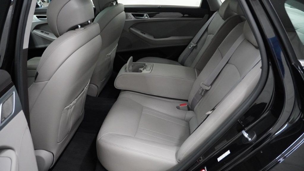 2018 Genesis G80 Image 17