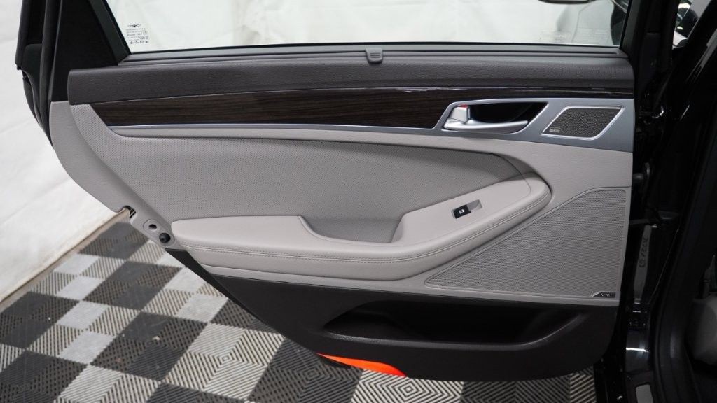 2018 Genesis G80 Image 18