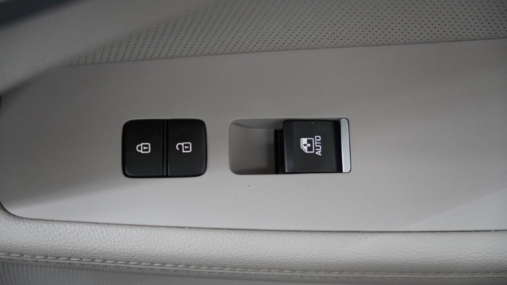 2018 Genesis G80 Image 22