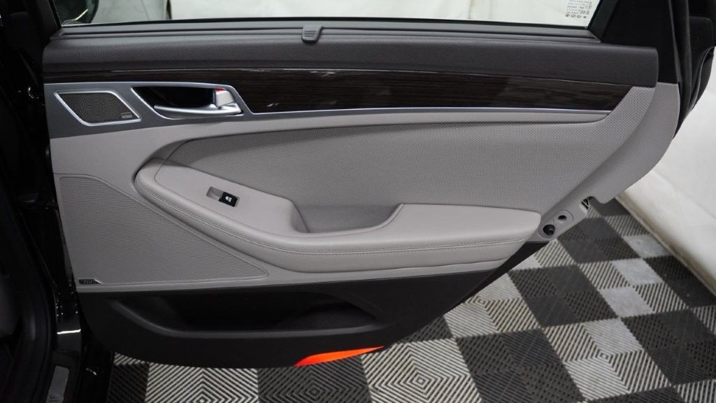 2018 Genesis G80 Image 24