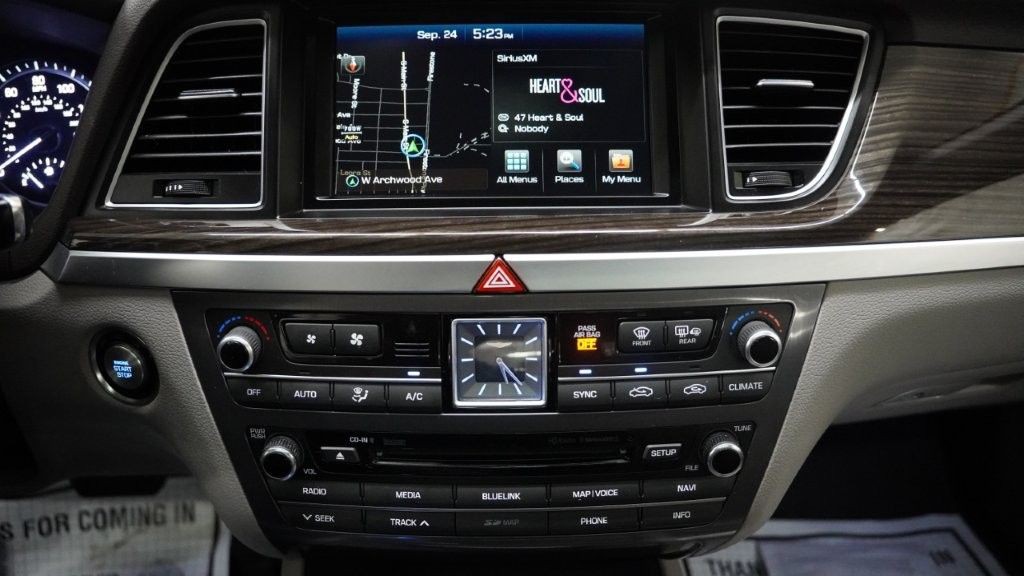 2018 Genesis G80 Image 26