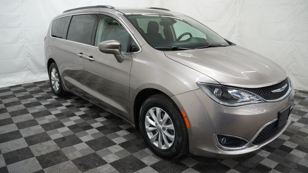 2018 Chrysler Pacifica Image 1