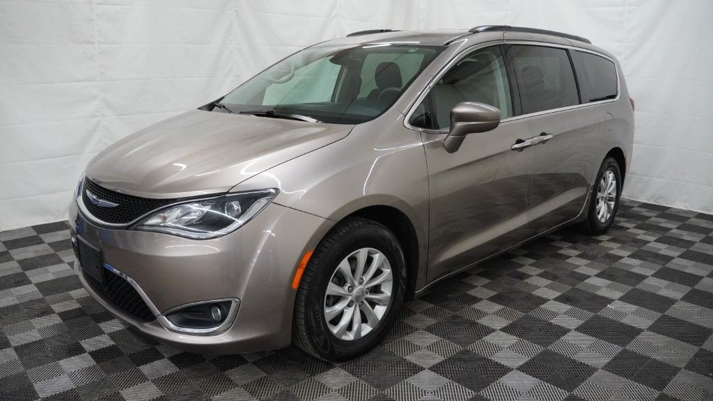 2018 Chrysler Pacifica Image 2