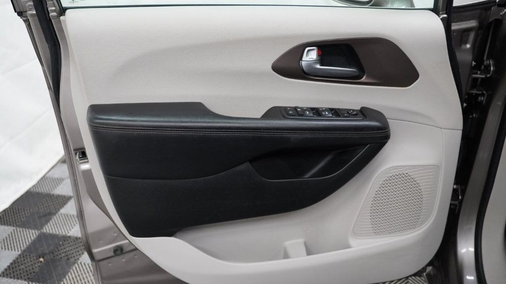 2018 Chrysler Pacifica Image 13
