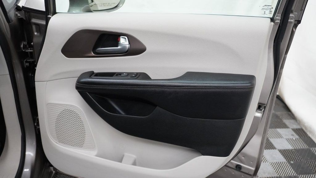 2018 Chrysler Pacifica Image 18
