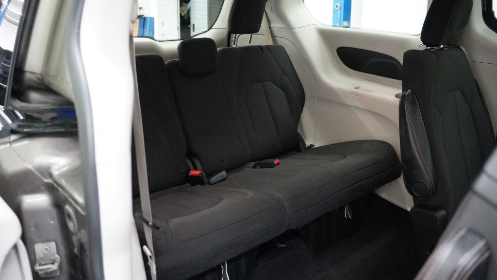 2018 Chrysler Pacifica Image 21
