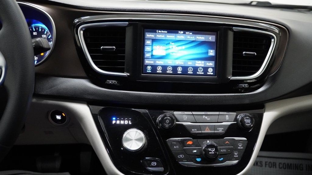 2018 Chrysler Pacifica Image 23