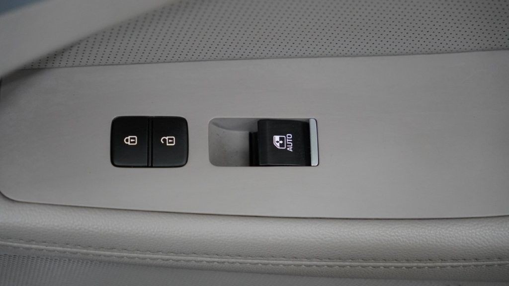 2018 Genesis G80 Image 12