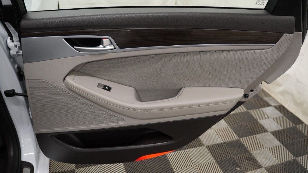 2018 Genesis G80 Image 15