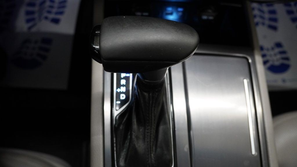 2018 Genesis G80 Image 17