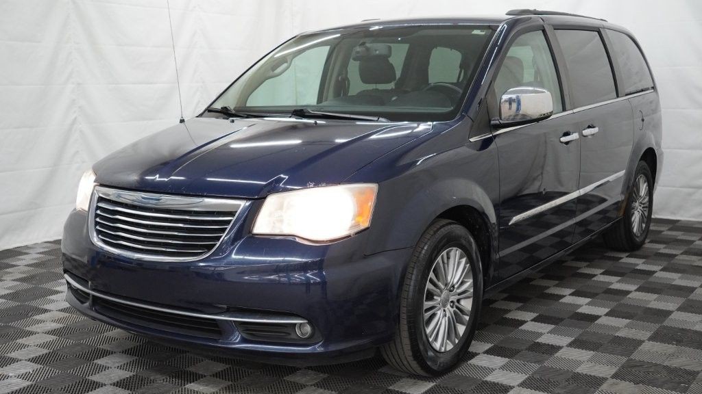 2013 Chrysler Town & Country Image 1