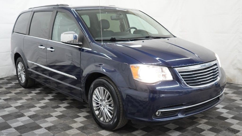 2013 Chrysler Town & Country Image 2