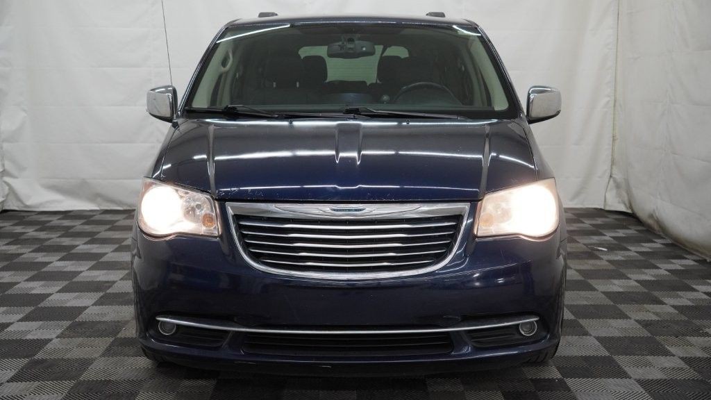 2013 Chrysler Town & Country Image 3