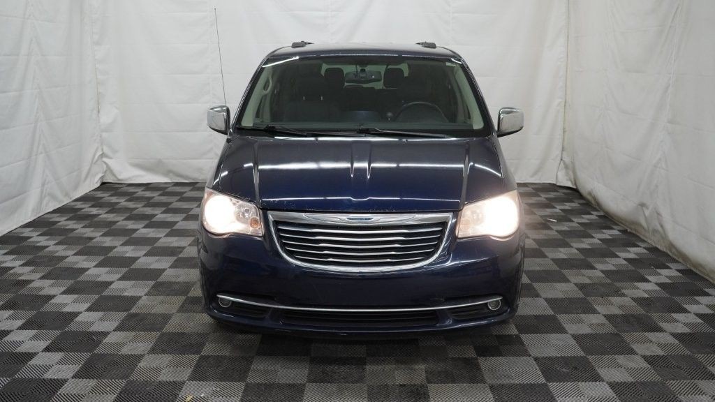 2013 Chrysler Town & Country Image 4