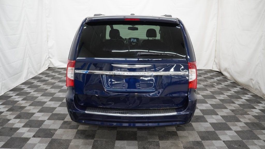 2013 Chrysler Town & Country Image 5