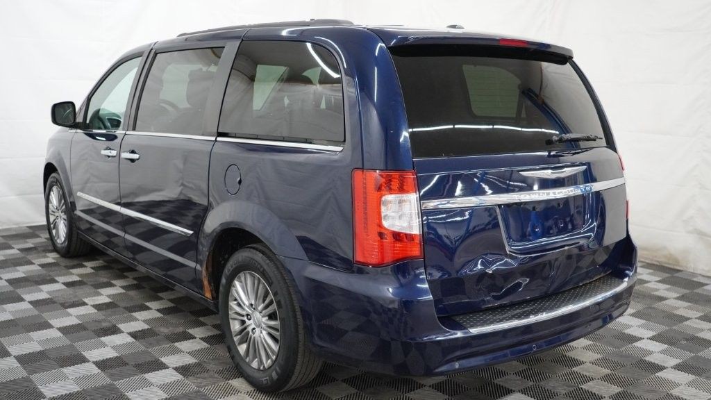 2013 Chrysler Town & Country Image 6