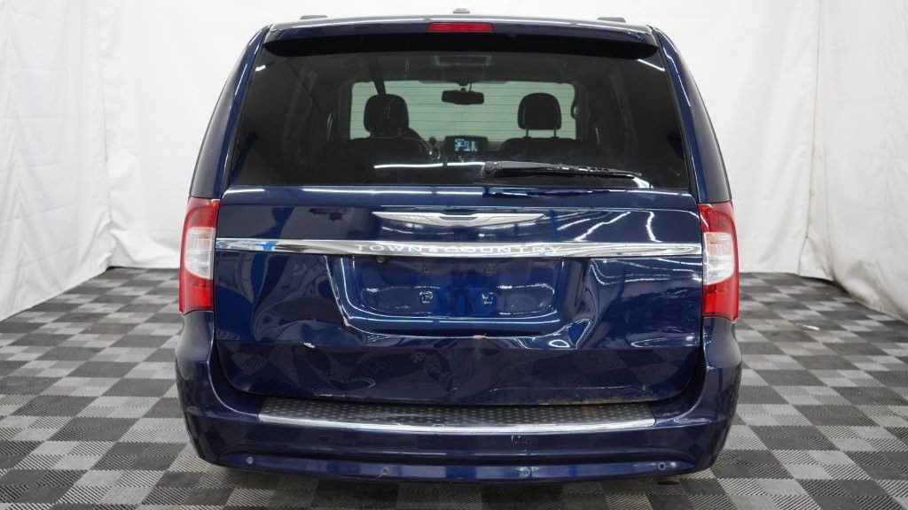 2013 Chrysler Town & Country Image 7