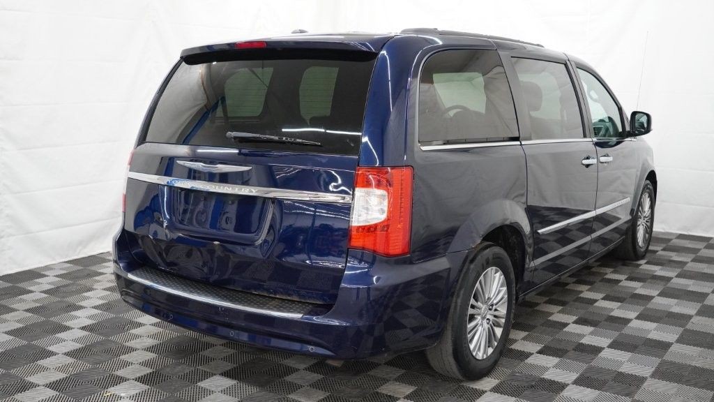 2013 Chrysler Town & Country Image 8