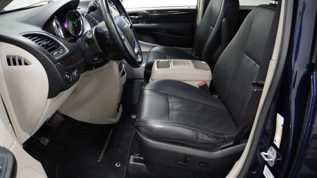 2013 Chrysler Town & Country Image 9