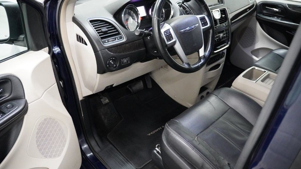 2013 Chrysler Town & Country Image 10