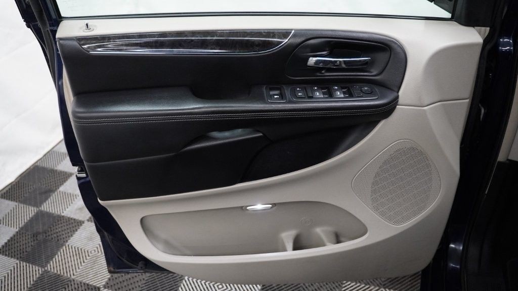 2013 Chrysler Town & Country Image 11