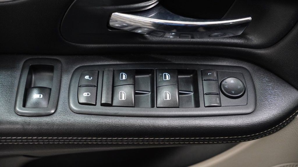 2013 Chrysler Town & Country Image 12