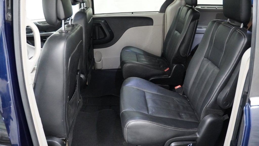 2013 Chrysler Town & Country Image 13