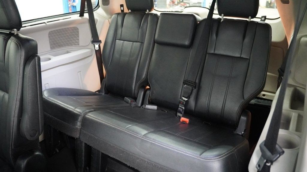 2013 Chrysler Town & Country Image 14