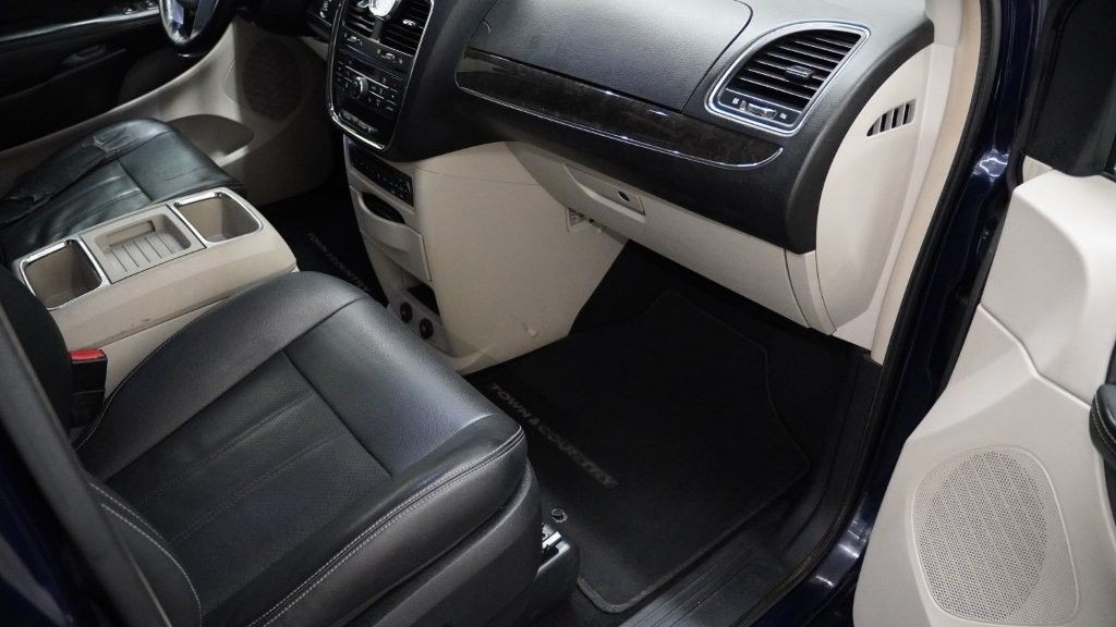 2013 Chrysler Town & Country Image 15