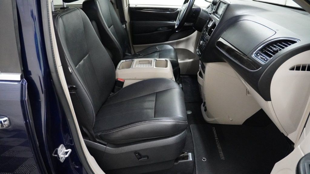 2013 Chrysler Town & Country Image 16