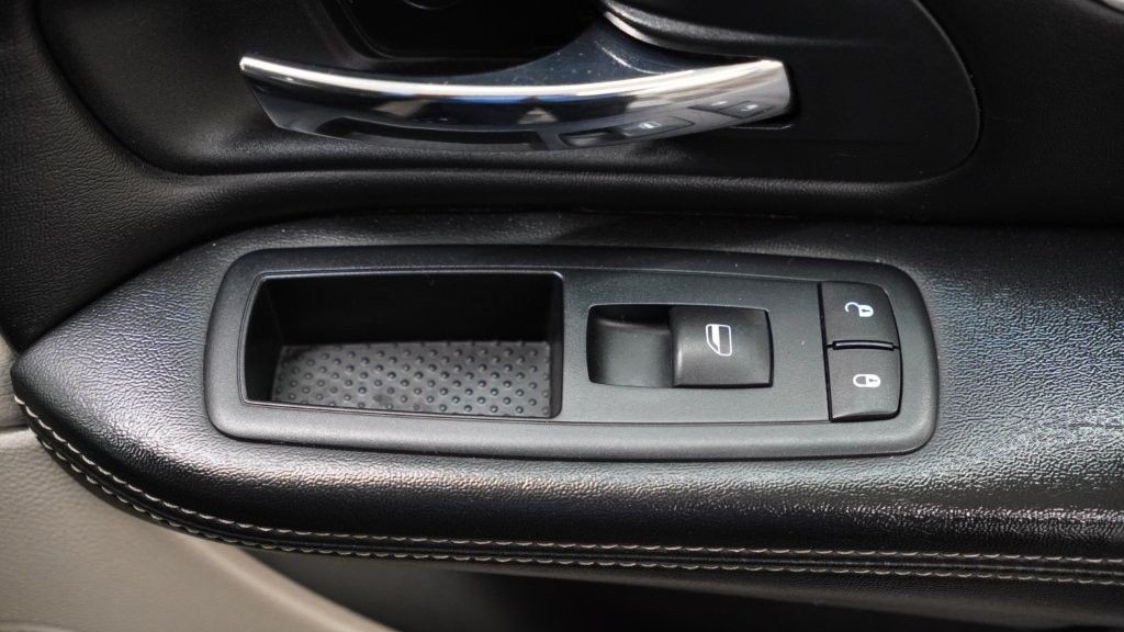 2013 Chrysler Town & Country Image 17