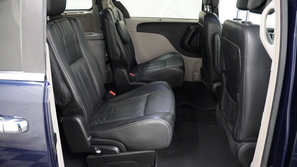 2013 Chrysler Town & Country Image 19