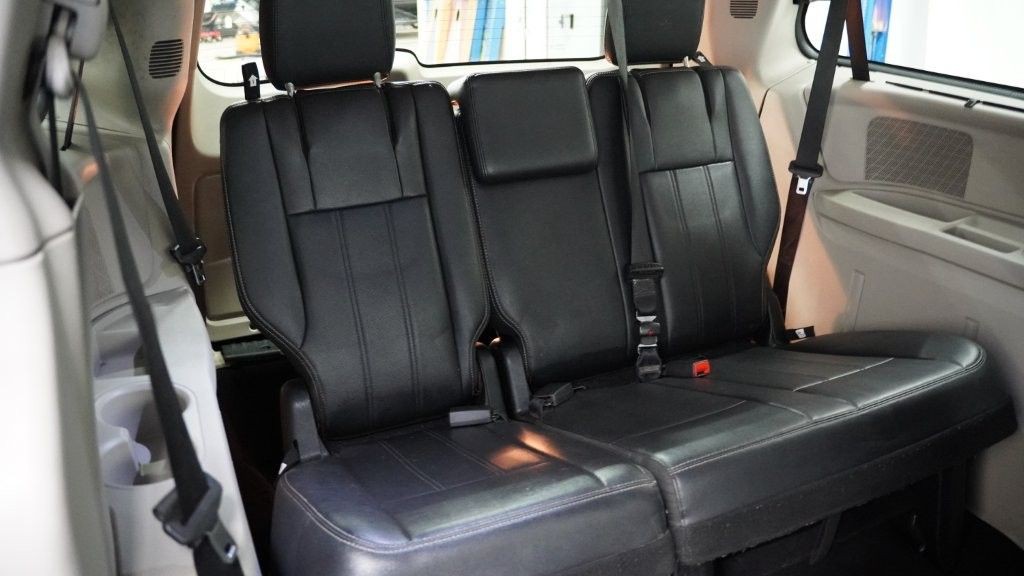 2013 Chrysler Town & Country Image 20