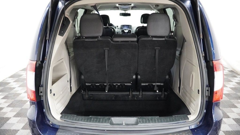 2013 Chrysler Town & Country Image 21