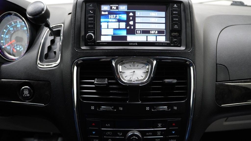 2013 Chrysler Town & Country Image 22