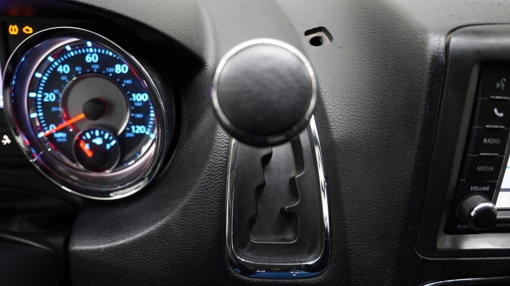 2013 Chrysler Town & Country Image 23